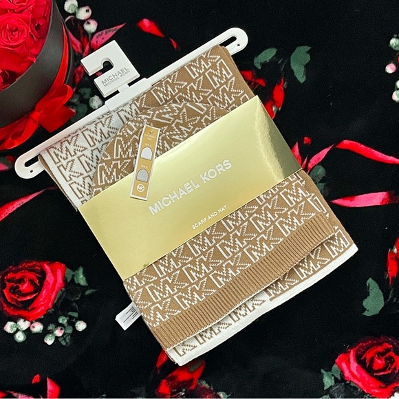 Michael Kors Accessories - MICHAEL KORS Gift Worthy Scarf and Reversible Bernie Gift Set